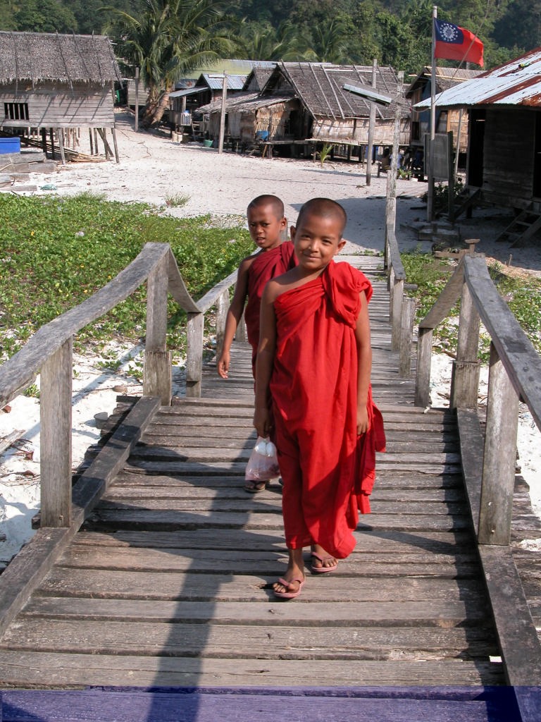 Young Buddhist acolytes © Paul Johnson http://www.boat-yacht-charters.com